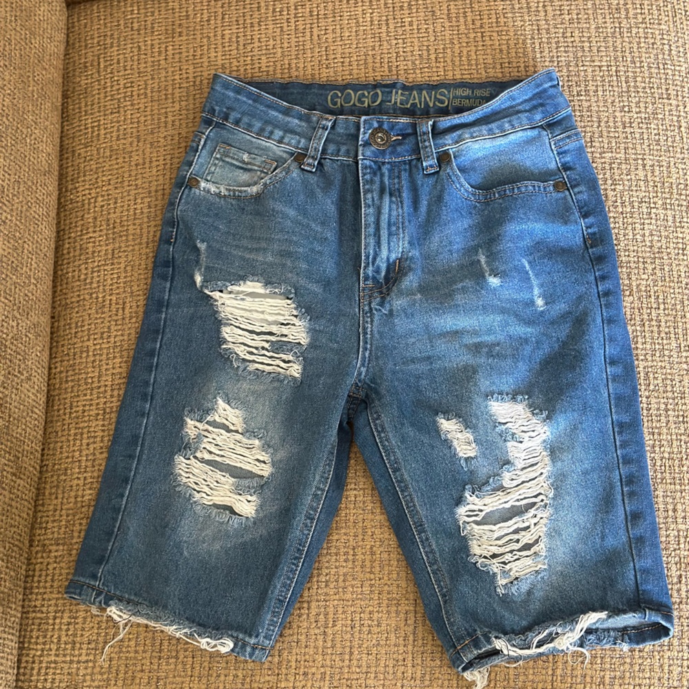 Tattered jeans shorts
